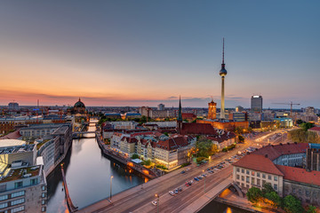 Naklejka premium Centrum Berlina ze słynną wieżą telewizyjną po zachodzie słońca