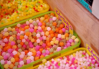 量り売りのカラフルなお菓子
