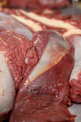 сырое мясо на рынке, конина