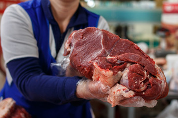 сырое мясо на рынке, говядина