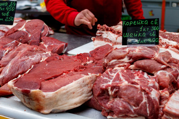 сырое мясо на рынке, говядина