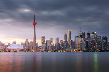 Obraz premium Nowoczesne budynki w Toronto City Skyline w nocy, Ontario, Kanada
