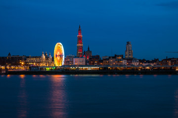 Obraz premium Evening city skyline with Ferris wheel