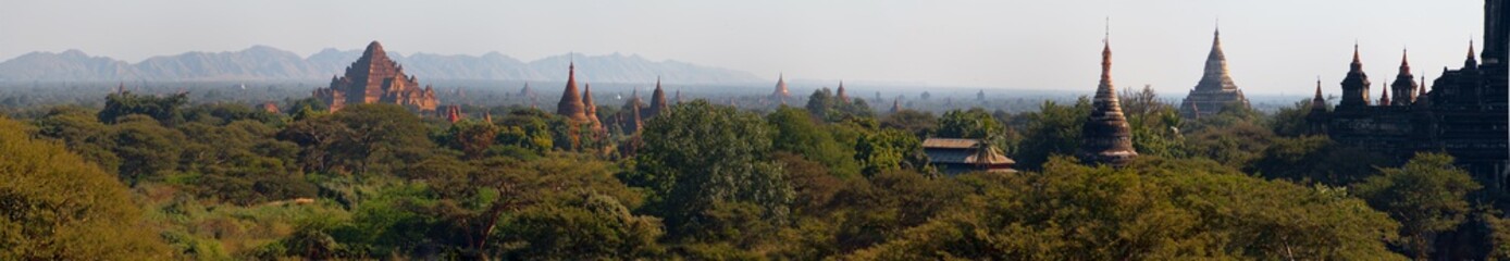 Fototapeta na wymiar Scenic sunrise above Bagan in Myanmar.