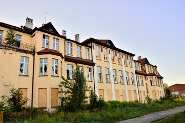 Fototapeta na wymiar Stary, zniszczony i opuszczony budynek mieszkalny.