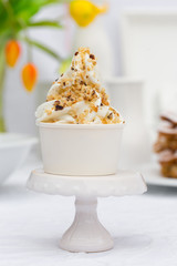Frozen Yoghurt mit Haselnüssen