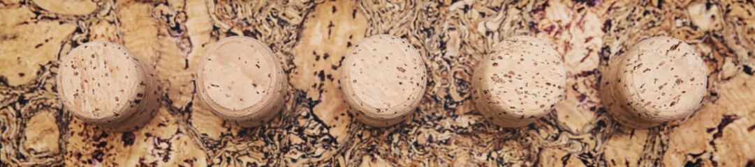 Panorama, Weinkorken auf Kork, Draufsicht auf Naturprodukt Korkeiche