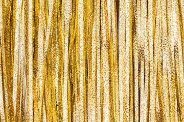 Textur und Details von Lametta, Weihnachtsdekoration in Gold
