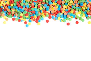 Buntes Zuckerkonfetti freigestellt vor Weiß, Zucker Konfetti mit Textfreiraum