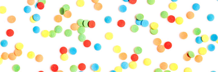 Header, Buntes Zuckerkonfetti auf Hintergrund in Weiß, Konzept Zucker und Konfetti