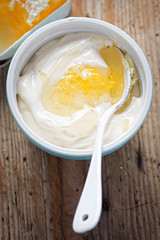 Yoghurt with honey and honeycomb