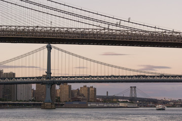 Obraz premium Suspension bridges in perspective/Lower Manhattan New York bridges seen as one below the other at sunset.
