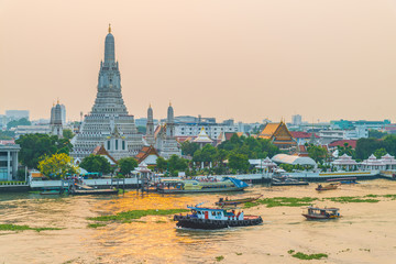 Obraz premium Wat Arun Ratchawararam is located on the Thonburi west bank of Chaopraya river, Bangkok, Thailand