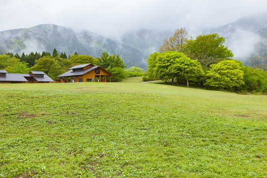 新緑のキャンプ場、静岡県富士宮市田貫湖にて