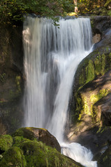 Fototapeta premium nahaufnahme, Wasserfall mit bewegung in Triberg, Schwarzwald