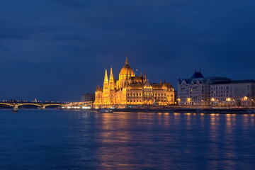Fototapeta na wymiar Parliament building in Budapest night view across Danube river