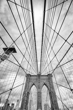 Fototapeta Looking up at the Brooklyn Bridge, New York City, USA.