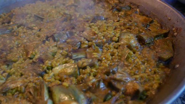 cocinando un arroz tipo paella valenciana