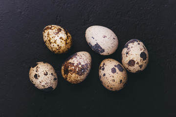 Obraz premium Quails eggs on black background