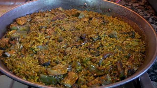 cocinando un arroz tipo paella valenciana