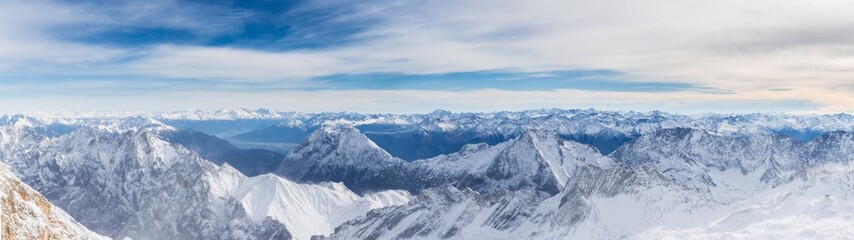 Fototapeta na wymiar Panorama - Blauer Himmel mit Wolken über den Alpen - High Resolution