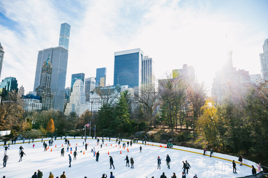 Central Park in New York City Wollman Rink im Winter mit starker Sonne