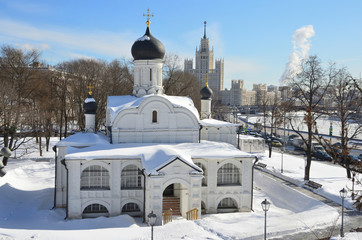 Москва. Церковь Зачатия Анны в солнечный день зимой,...