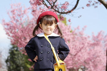 幼稚園の制服を着た幼児と桜 (3歳児)