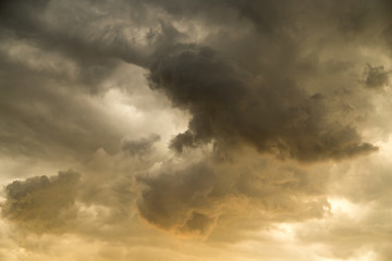 Storm wolken in de lucht bij zonsondergang als achtergrond
