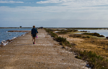 Chica andando por la arena en la playa