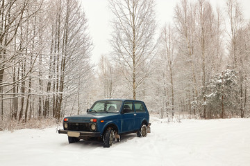 Fototapeta na wymiar car all-terrain vehicle in winter in the forest.