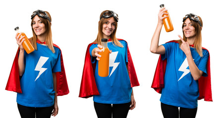 Obraz premium Pretty superhero girl holding a orange juice