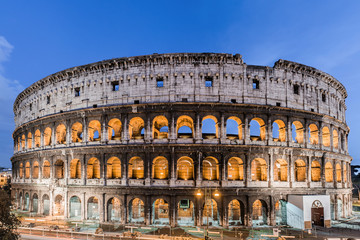 Fototapeta na wymiar foto panorâmica em alta resolução do coliseu em Roma , ao entardecer, coliseu iluminado , céu azul, aparecendo o coliseu inteiro