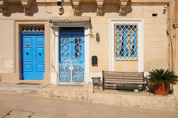 Vittoriosa, Valletta, blaue Holztüren auf Malta