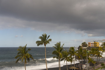 Obraz premium A stormy day with big waves at the beach of Puerto Naos at La Palma west coast / Canary Islands