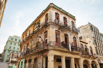 Fototapeta na wymiar Old shabby house in Central Havana / Cuba