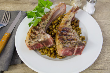 côtes d'agneau et flageolets
