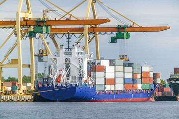 Fototapeta premium nowoczesny port kontenerowy z systemami dźwigowymi
