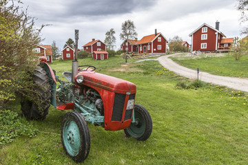 historischer Traktor in einem schwedischen Schärendorf, Schweden © Uwe