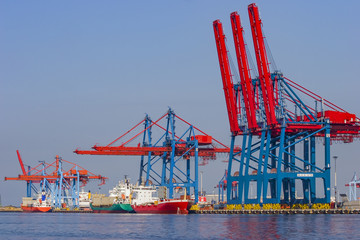 moderner Containerhafen mit Krananlagen