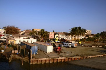 Embarcadère au lever du soleil du ferry de Banjul à Barra (Gambie)