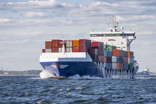 Containerschiff auf hoher See
