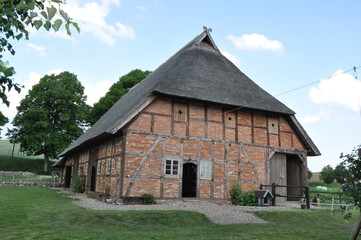 Fototapeta premium Bauernhaus mit Reetdach