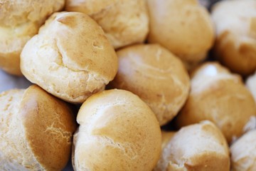 Delicious cakes with vanilla cream and sugar 