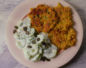 Kartoffel-Möhren-Rösti mit Yoghurt-Gurken-Salat