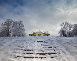 Obraz premium Pavilion and stairs in the snow