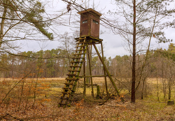 Jagd Jäger Hochsitz im Herbst / Winter - Landleben Weidwerk Forstwirtschaft Jagdsaison Förster