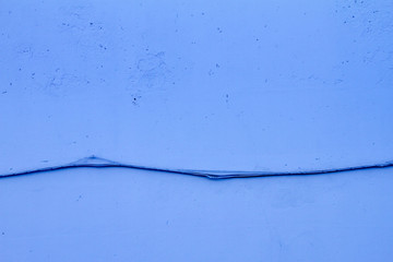 Filo su muro blu
