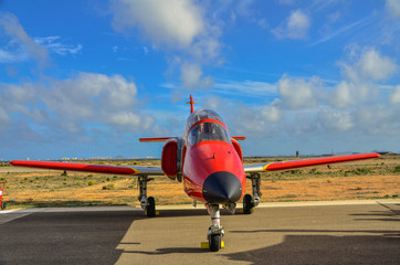 Avión de exhibición con cielo azul