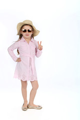 Kleines Mädchen in Sommerkleidung und Sonnenbrille formt mit einer Hand ein Victory-Zeichen